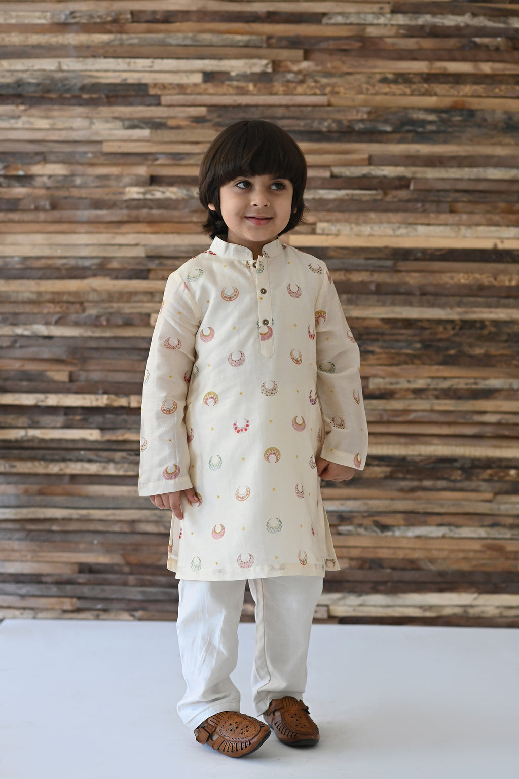 Dilsher Kurta And Pyjama Set- White Chand Tara