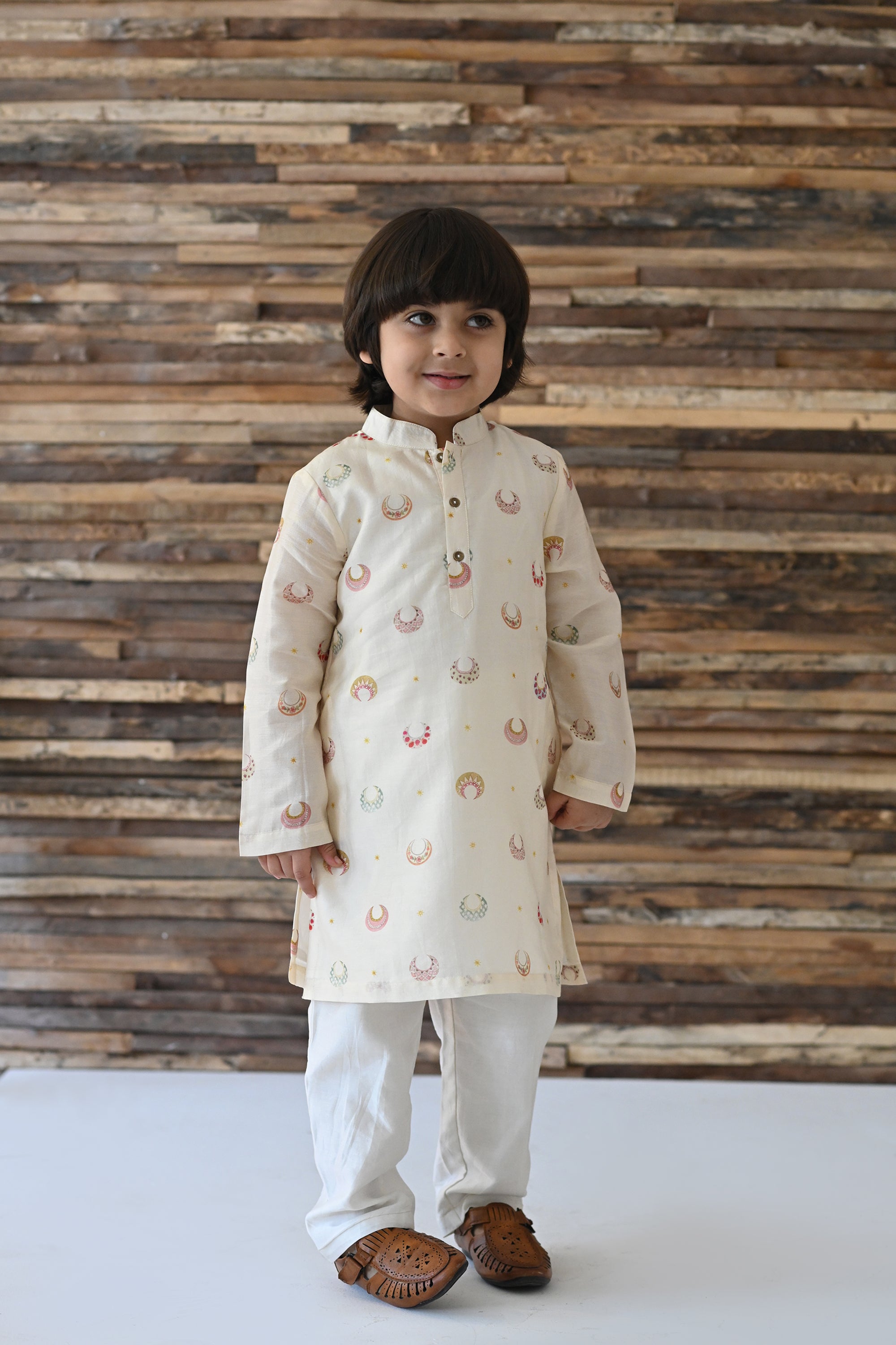Dilsher Kurta And Pyjama Set- White Chand Tara