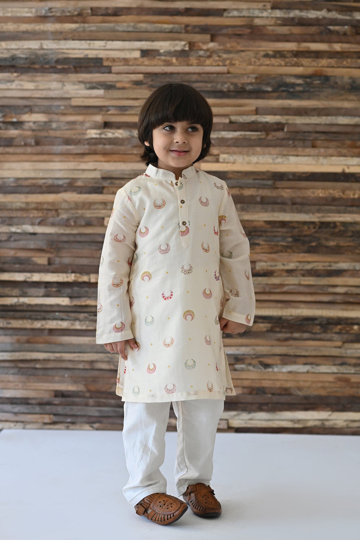Dilsher Kurta And Pyjama Set- White Chand Tara