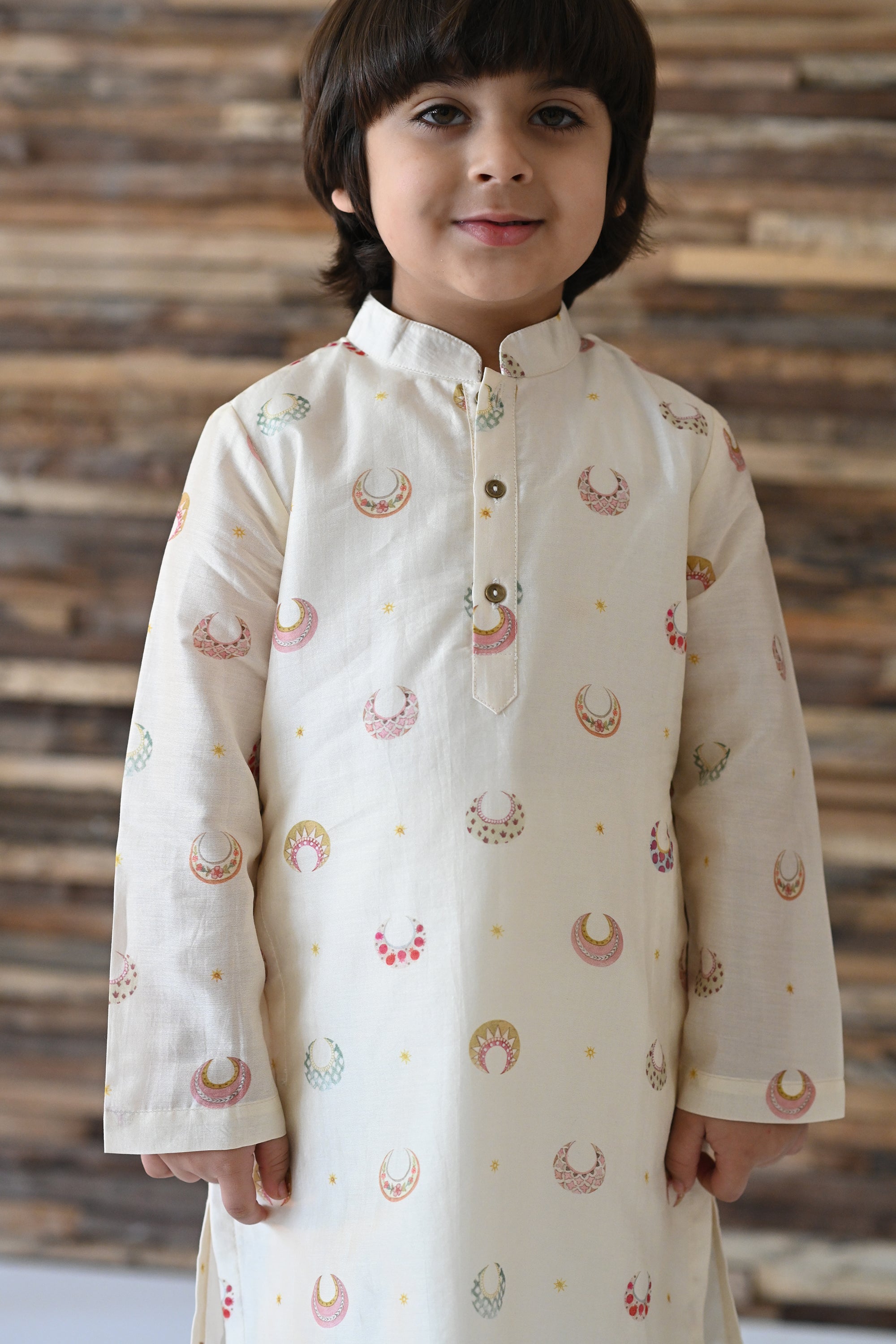 Dilsher Kurta And Pyjama Set- White Chand Tara