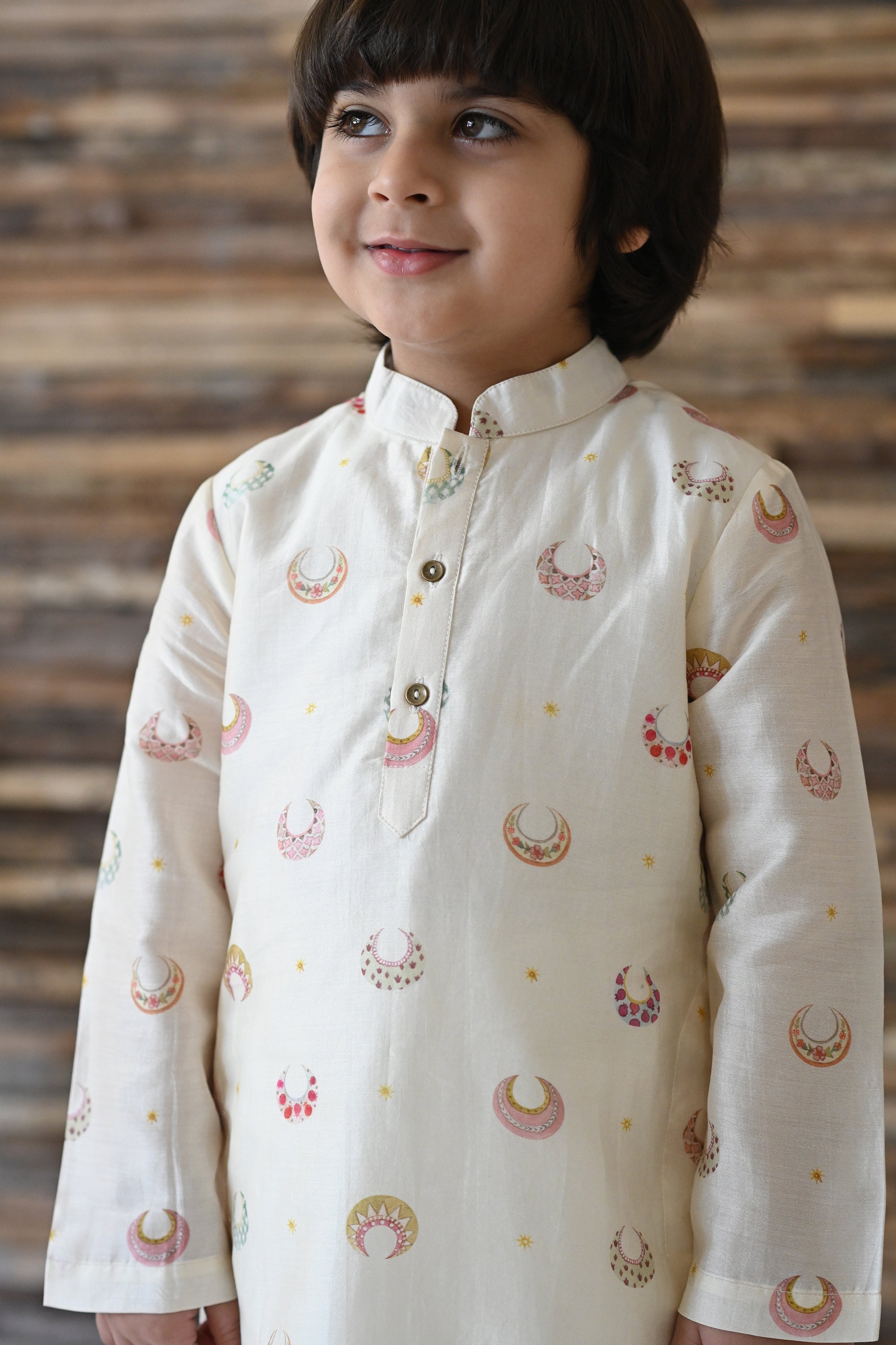 Dilsher Kurta And Pyjama Set- White Chand Tara