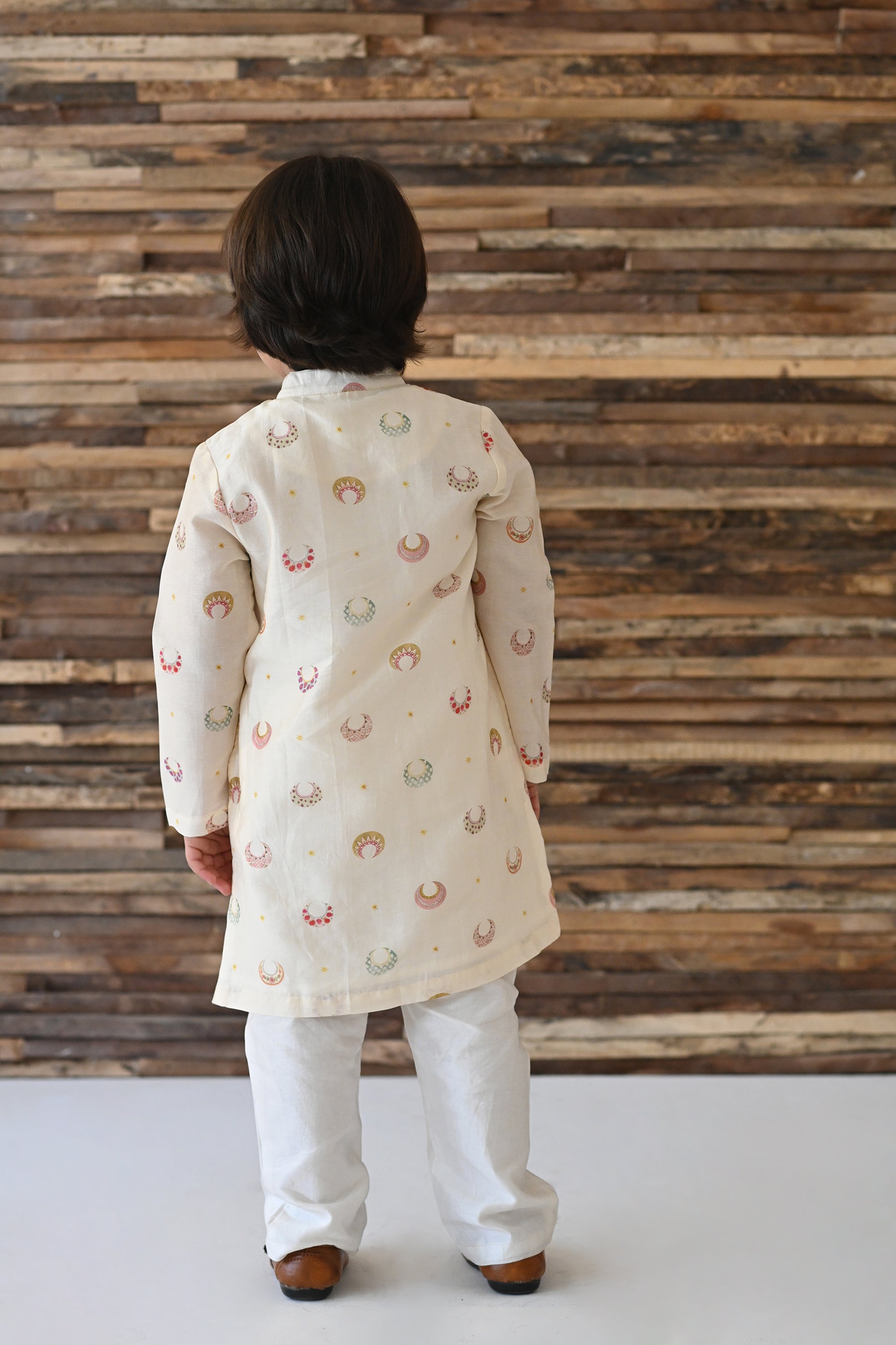 Dilsher Kurta And Pyjama Set- White Chand Tara