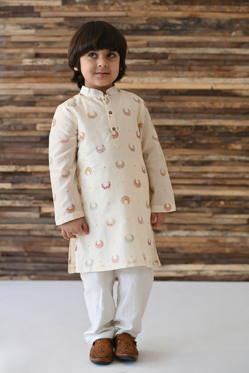 Dilsher Kurta And Pyjama Set- White Chand Tara