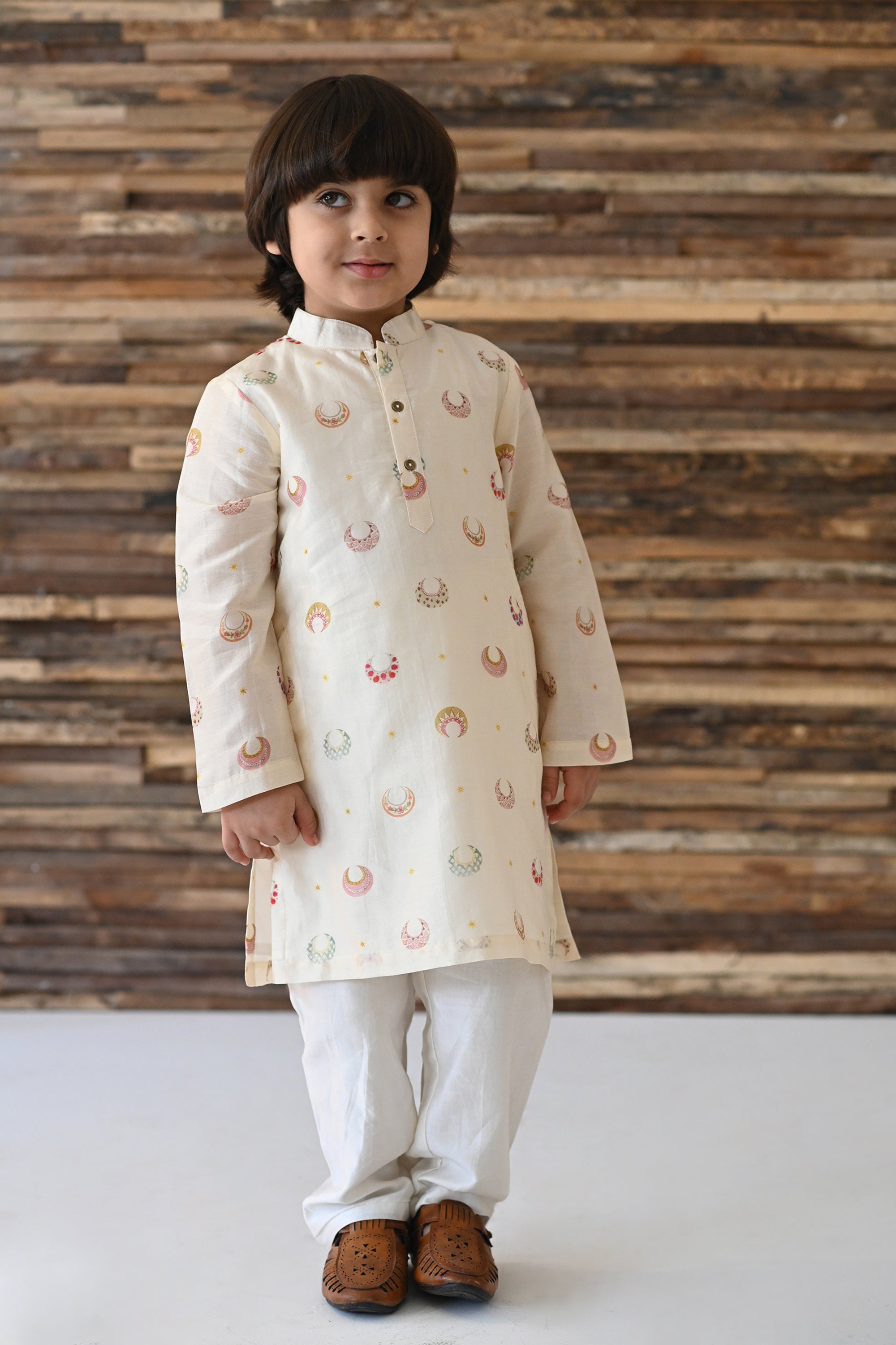 Dilsher Kurta And Pyjama Set- White Chand Tara